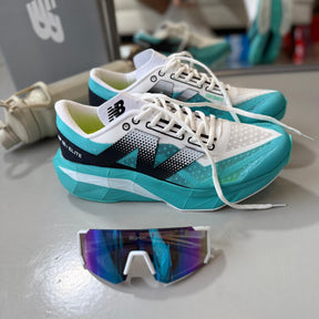 Tênis New Balance FuelCell Rebel v4 - Azul / Branco