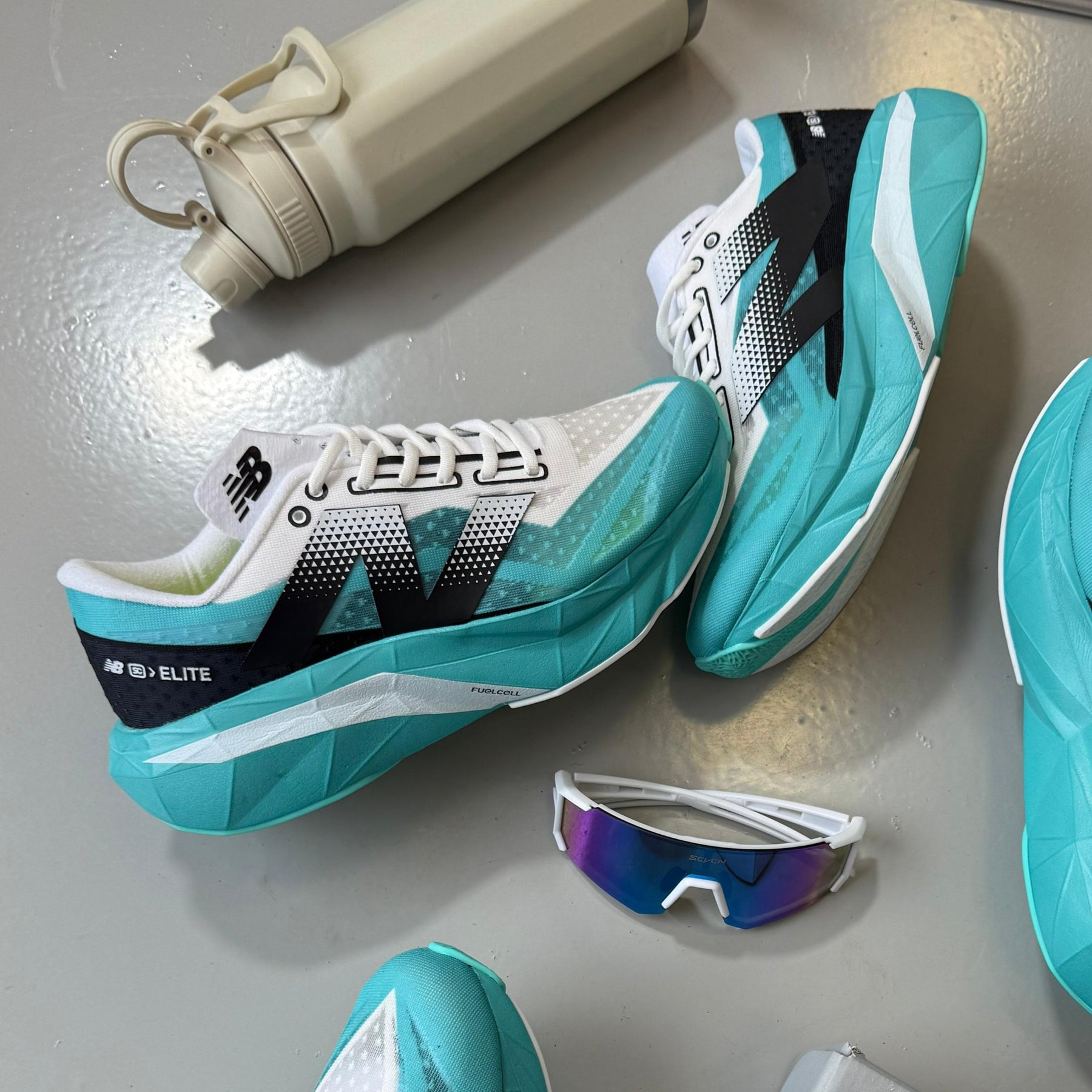 Tênis New Balance FuelCell Rebel v4 - Azul / Branco