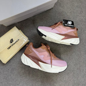 Tênis New Balance Fuel Cell Rebel - Caramelo / Rosê