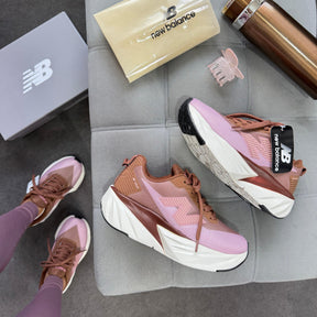 Tênis New Balance Fuel Cell Rebel - Caramelo / Rosê