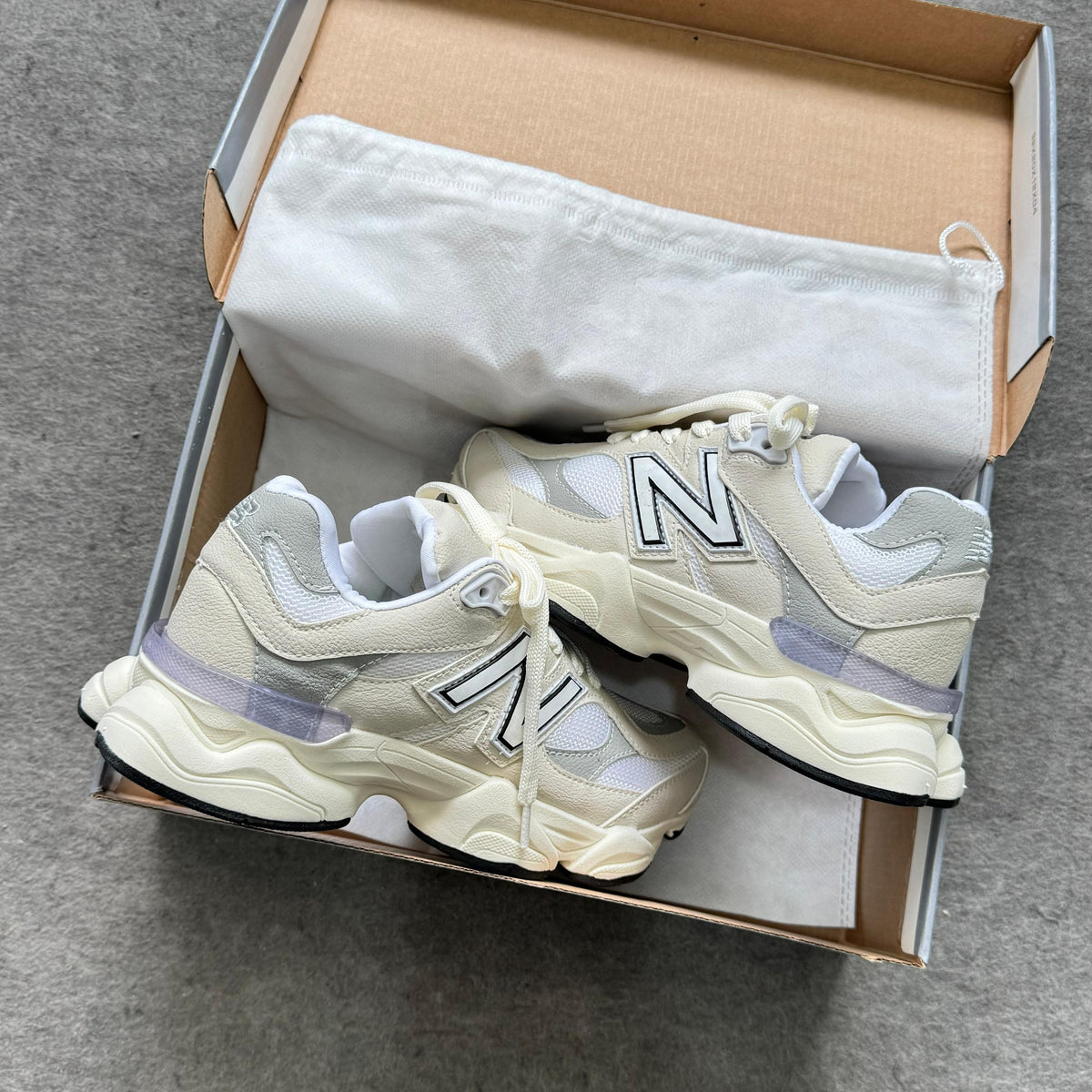 Tênis New Balance 9060 - Branco / Bege