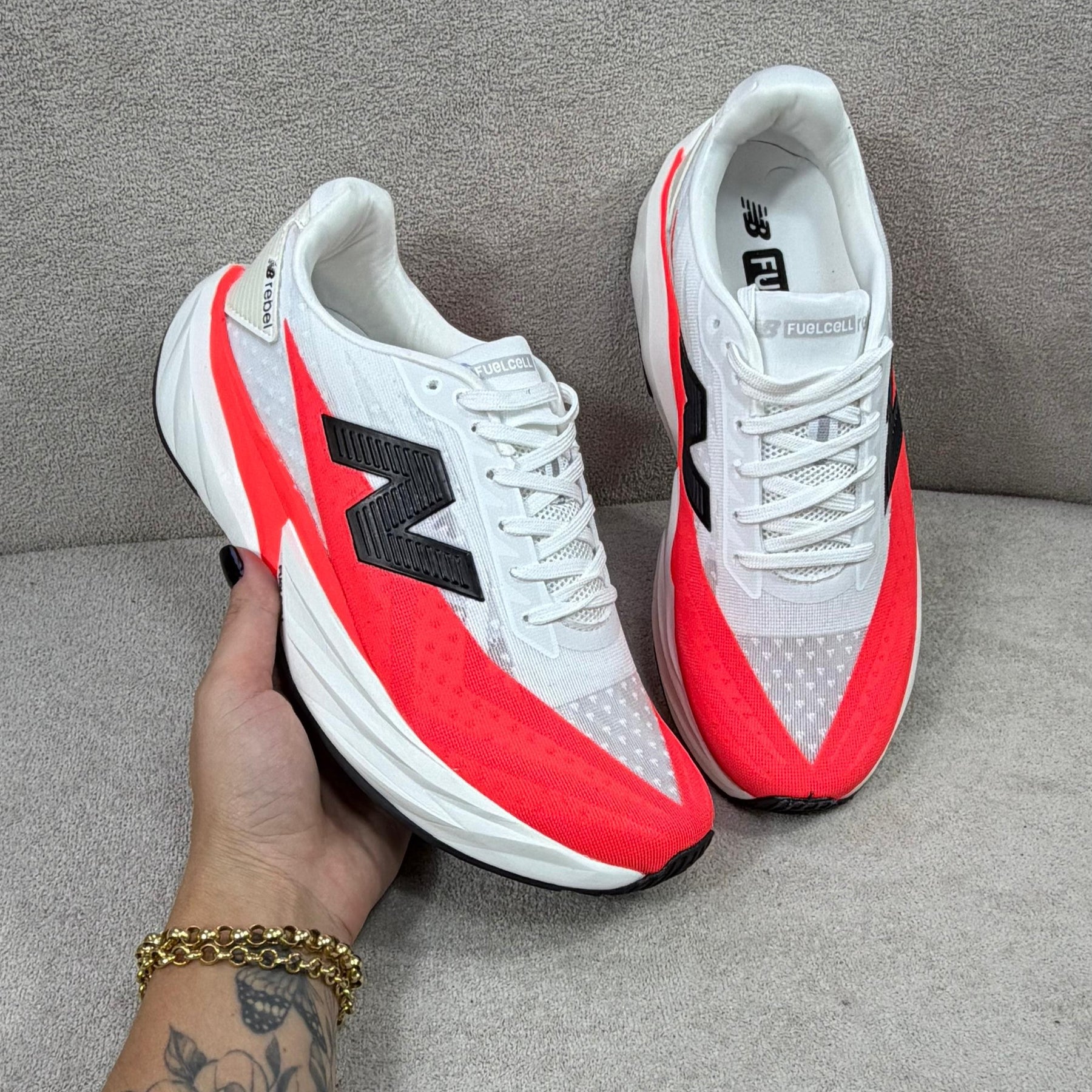 Tênis New Balance Fuelcell Rebel v5 - Laranja / Cinza / Branco