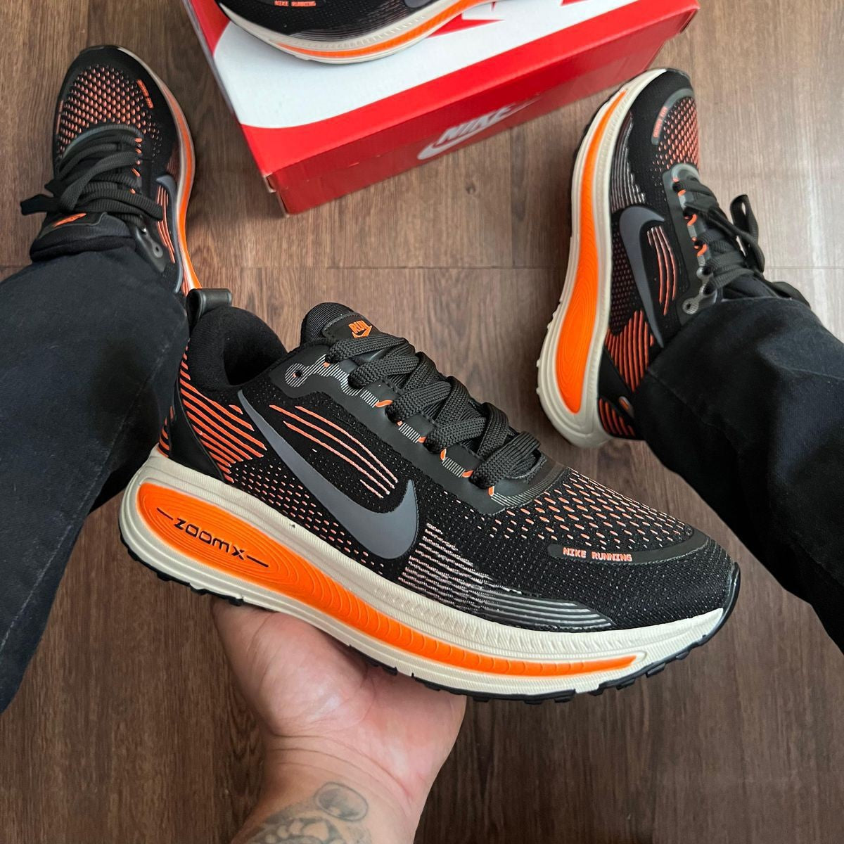 Tênis Nike Zoom X Vomero 18 - Preto / Laranja