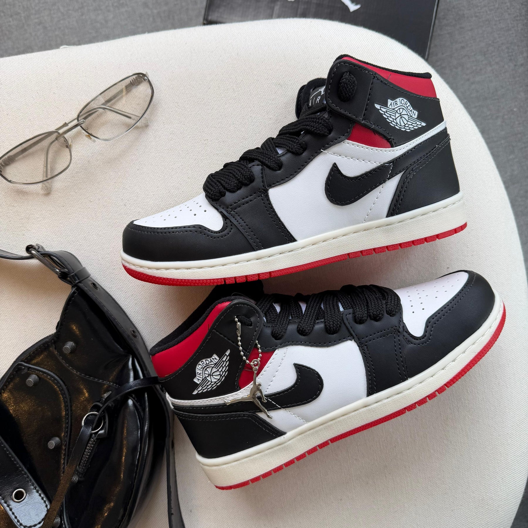 Tênis Nike Air Jordan High - Branco / Preto / Vermelho