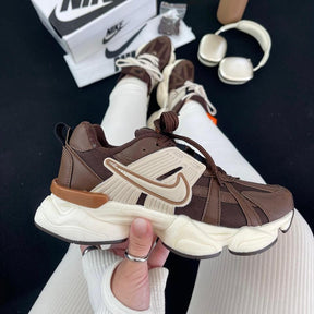 Tênis Nike V2K Run - Café Coffe