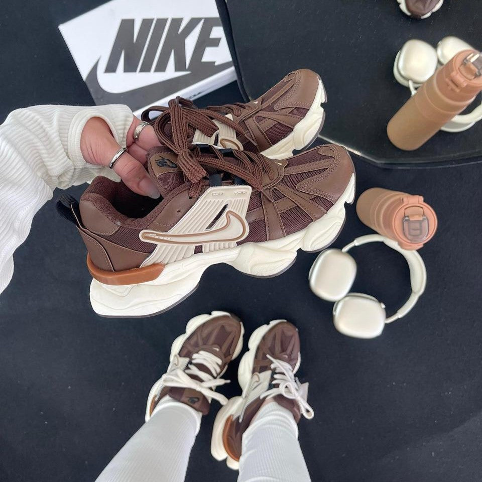 Tênis Nike V2K Run - Café Coffe