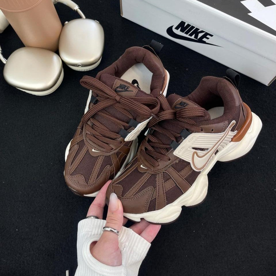 Tênis Nike V2K Run - Café Coffe