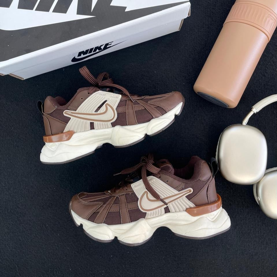 Tênis Nike V2K Run - Café Coffe