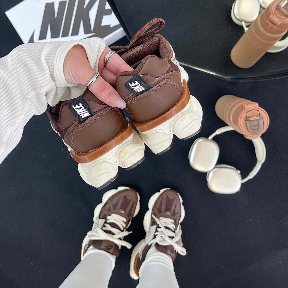 Tênis Nike V2K Run - Café Coffe
