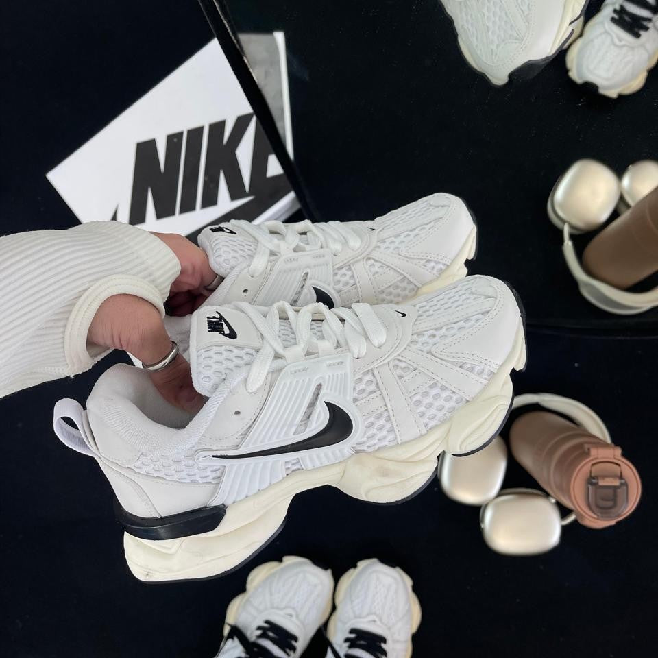 Tênis Nike V2K Run - Branco / Preto