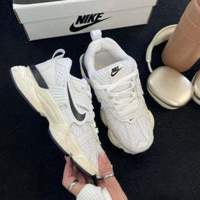 Tênis Nike V2K Run - Branco / Preto