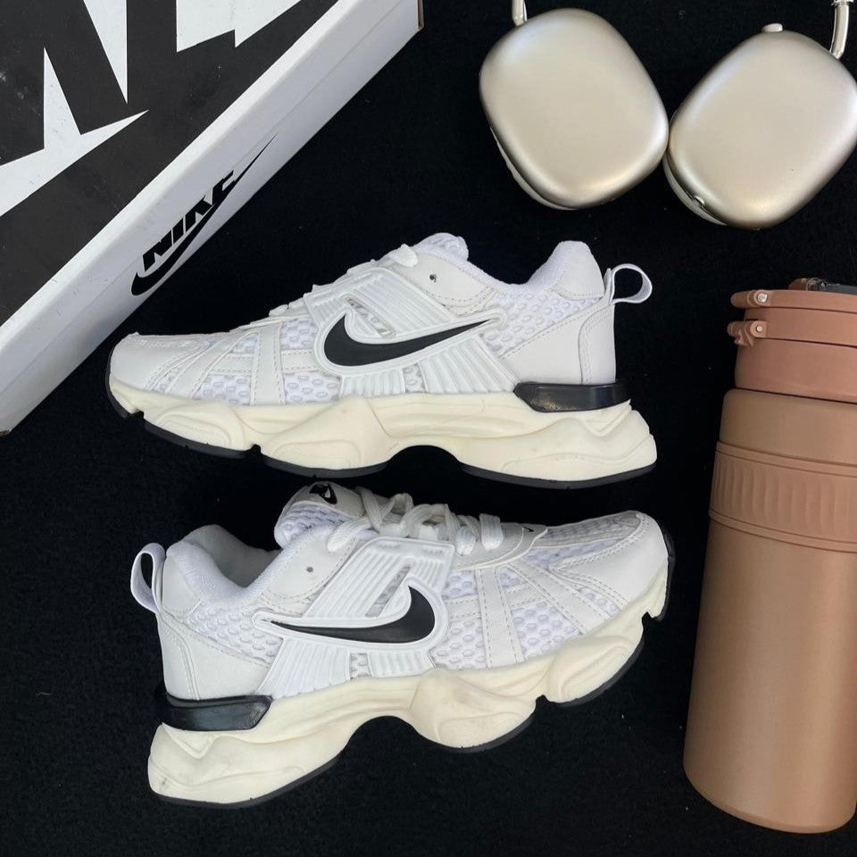 Tênis Nike V2K Run - Branco / Preto