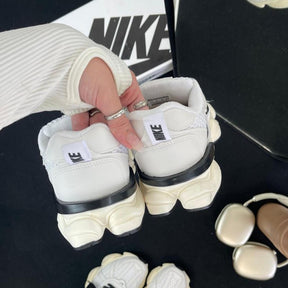 Tênis Nike V2K Run - Branco / Preto