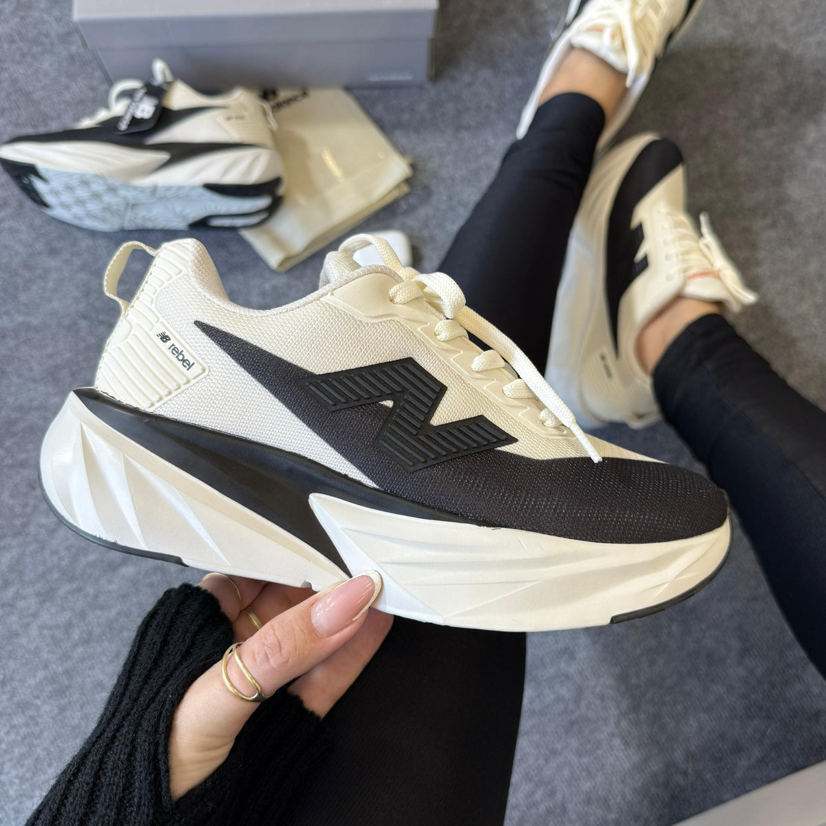 Tênis New Balance Fuellcell Rebel - Off / Preto