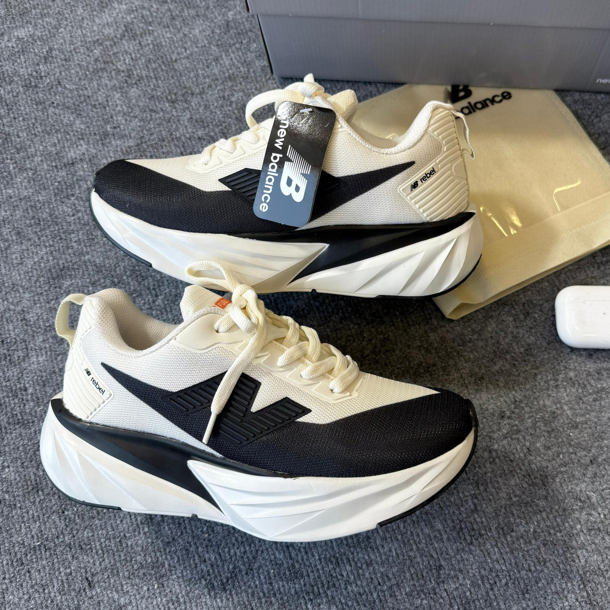 Tênis New Balance Fuellcell Rebel - Off / Preto