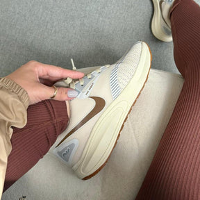 Tênis Nike Air Zoom - Off White / Marrom