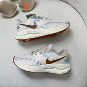 Tênis Nike Air Zoom - Off White / Marrom
