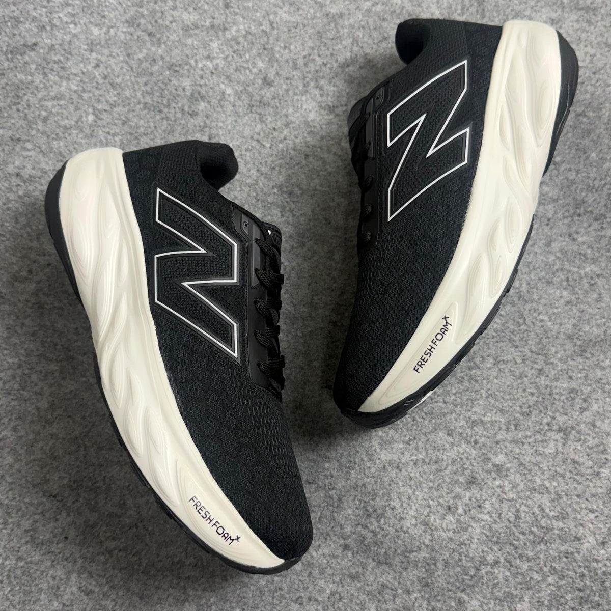 Tênis New Balance 1080 - Preto / Branco