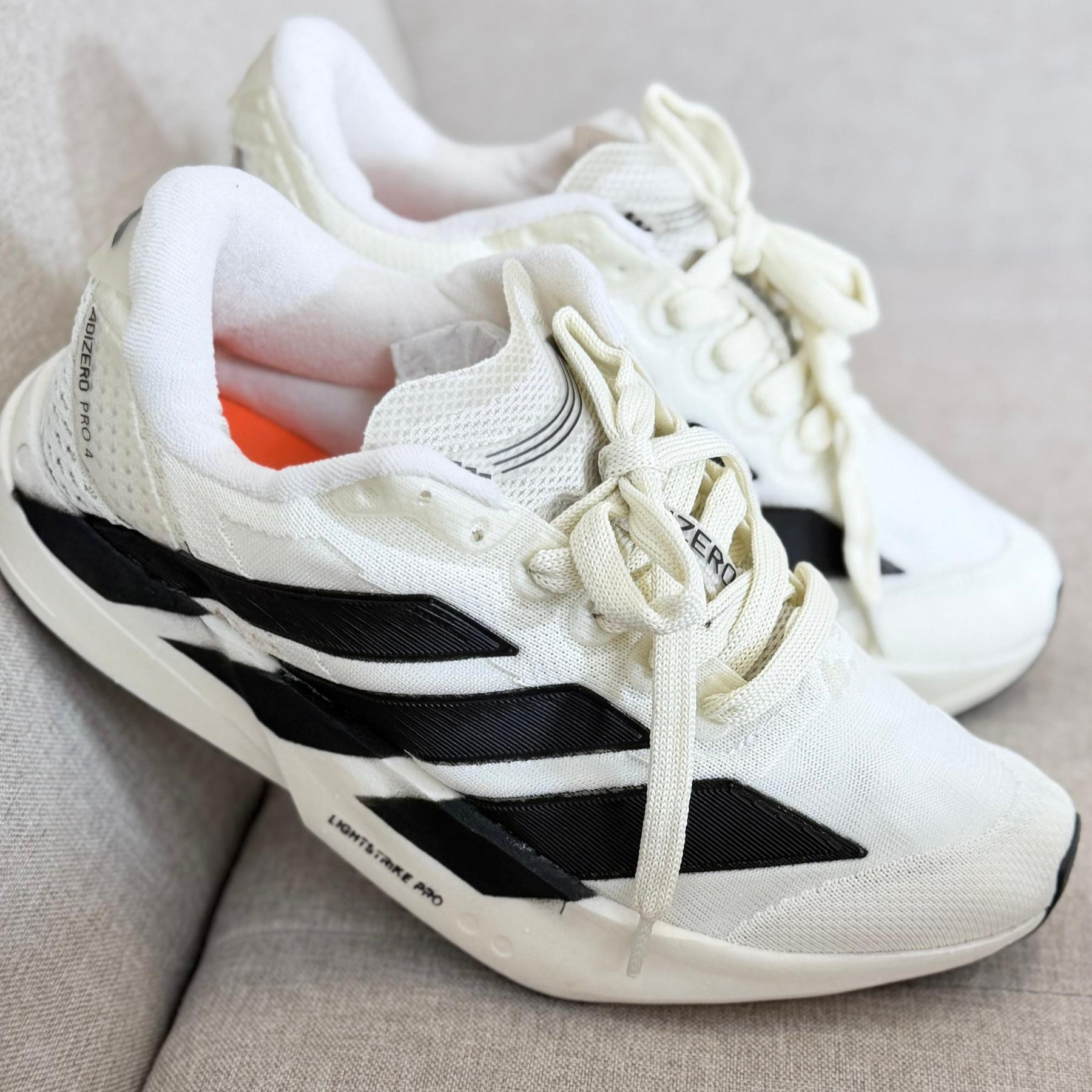 Tênis Adizero Adios Pro 4 - Off White / Preto