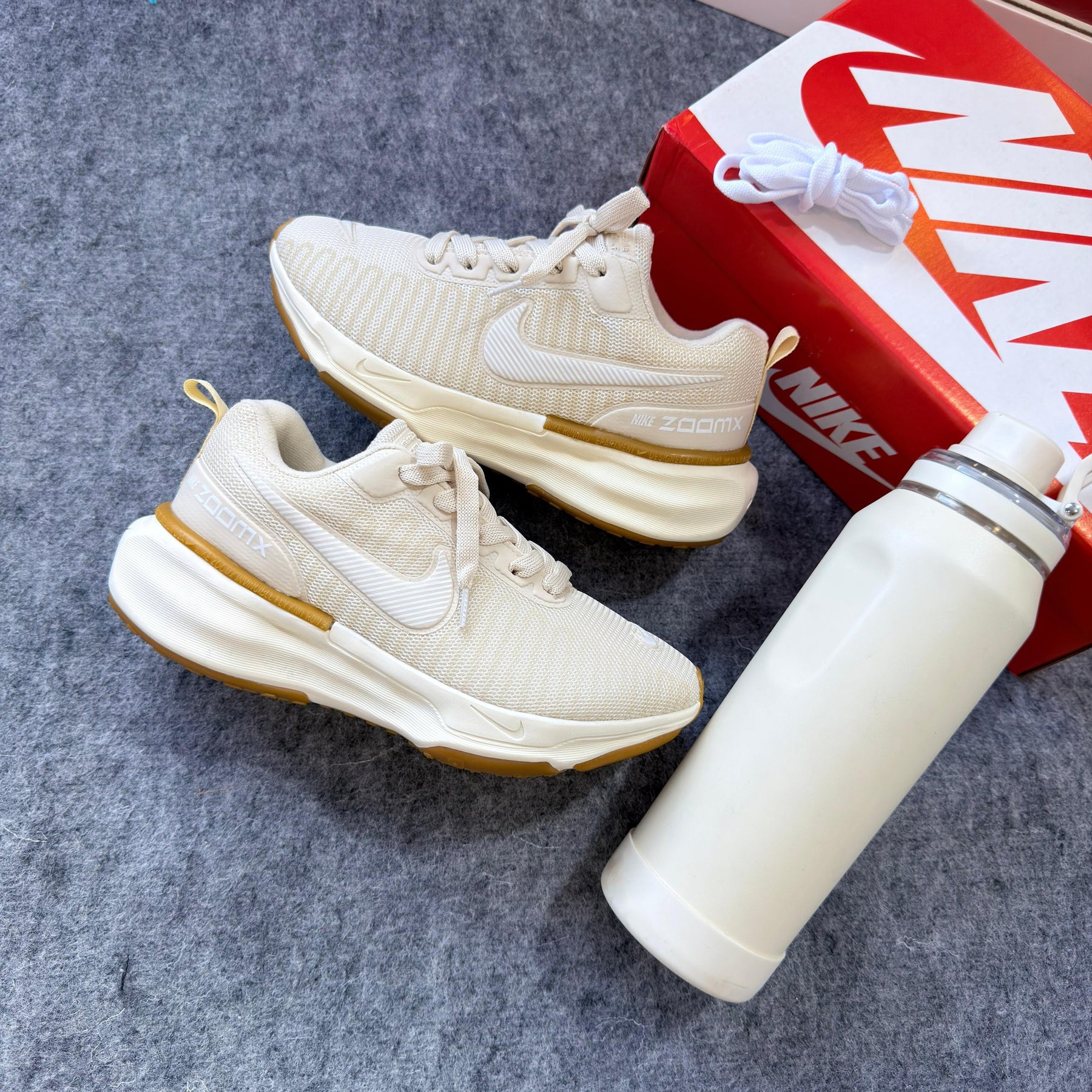 Tênis Nike Invincible Run - Off White Látex