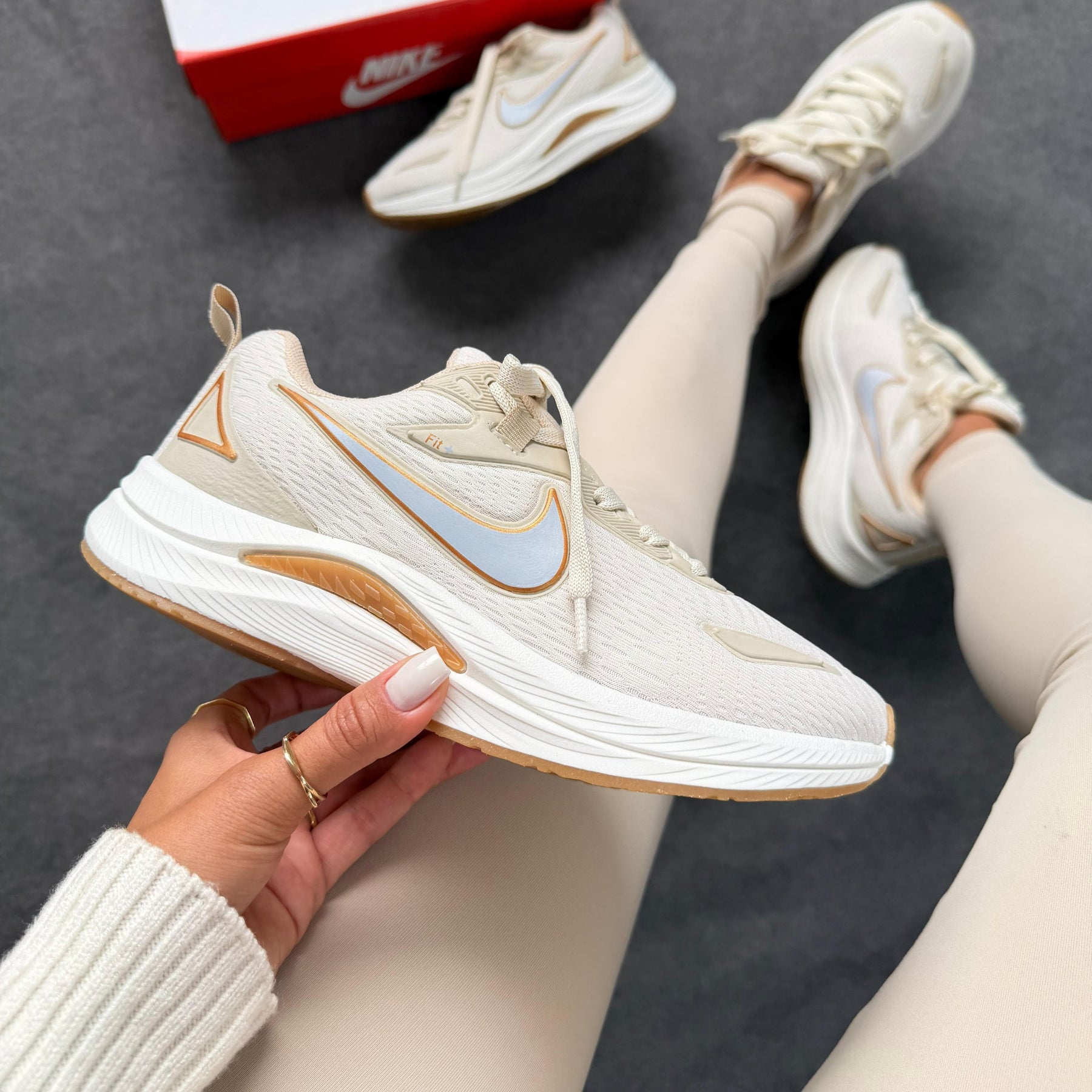 Tênis Nike Running Est 1972 - Bege / Ouro