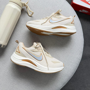 Tênis Nike Running Est 1972 - Bege / Ouro