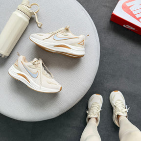 Tênis Nike Running Est 1972 - Bege / Ouro