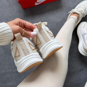Tênis Nike Running Est 1972 - Bege / Ouro