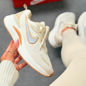 Tênis Nike Running Est 1972 - Bege / Ouro