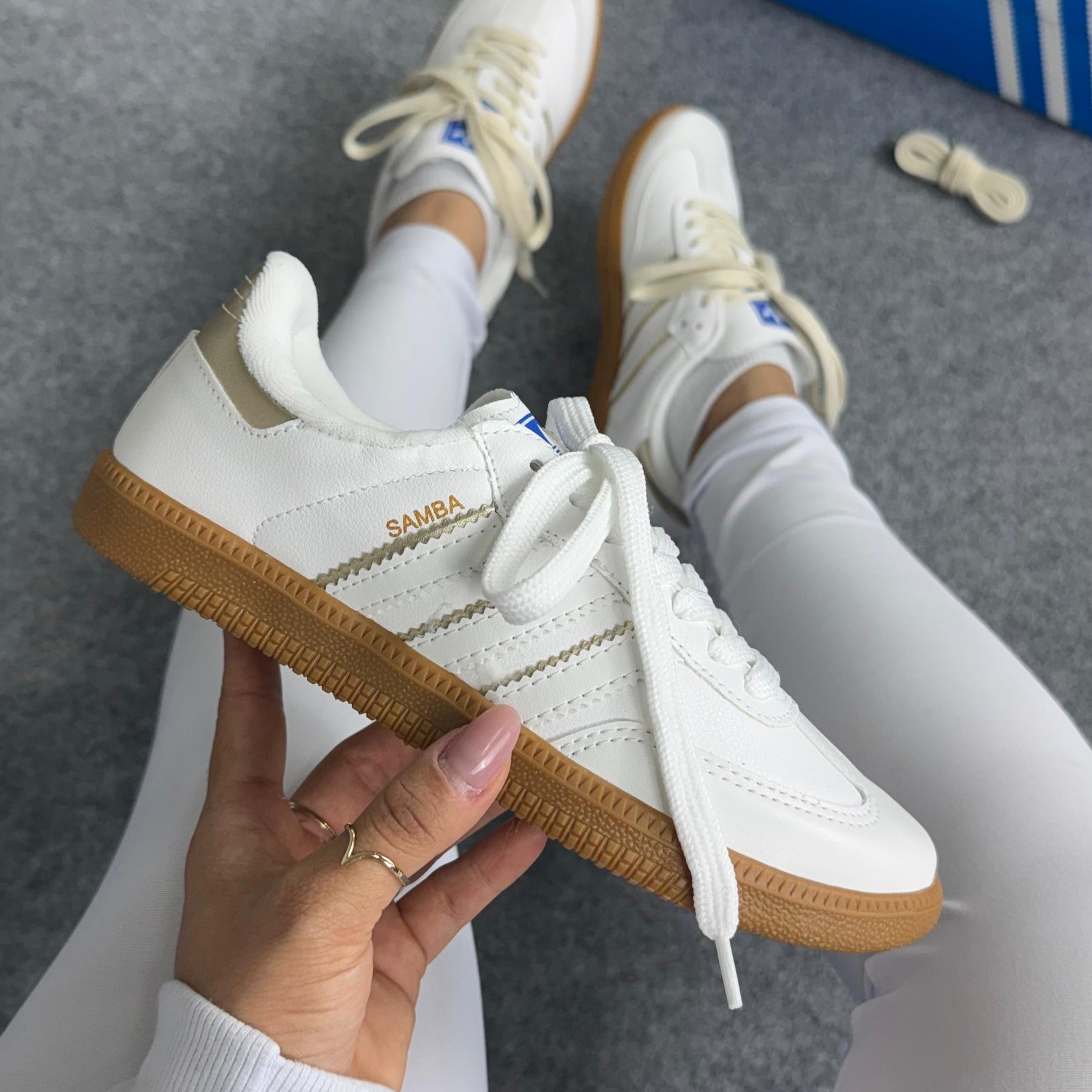 Tênis Samba OG - Branco / Dourado