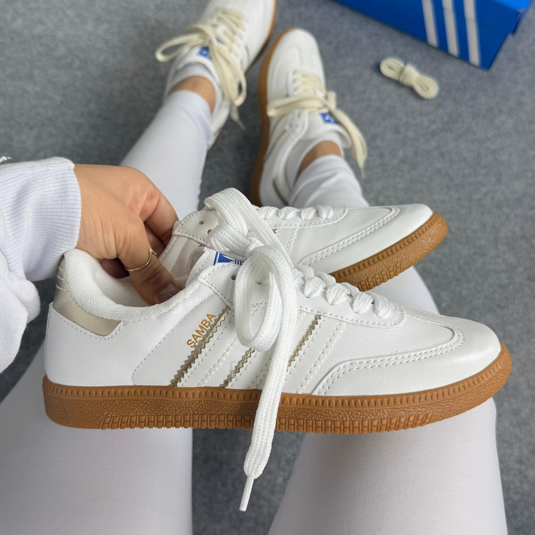 Tênis Samba OG - Branco / Dourado