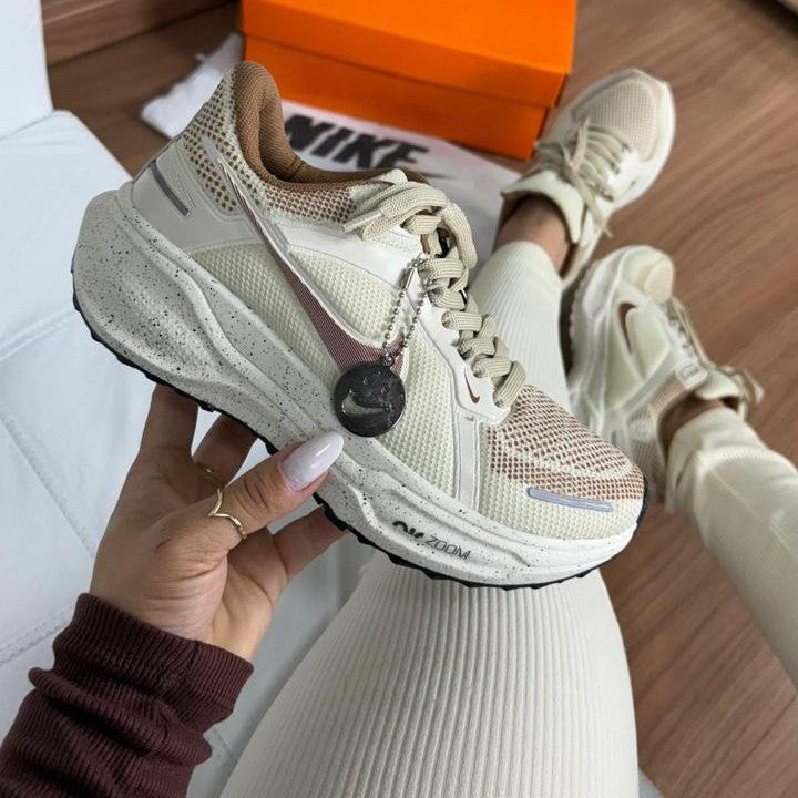 Tênis Nike Pegasus 41 - Areia / Caramelo