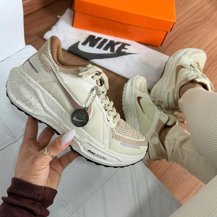 Tênis Nike Pegasus 41 - Areia / Caramelo
