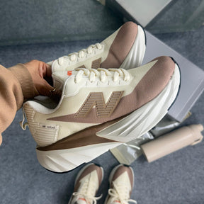Tênis New Balance Fuel Cell Rebel - Off White / Caramelo