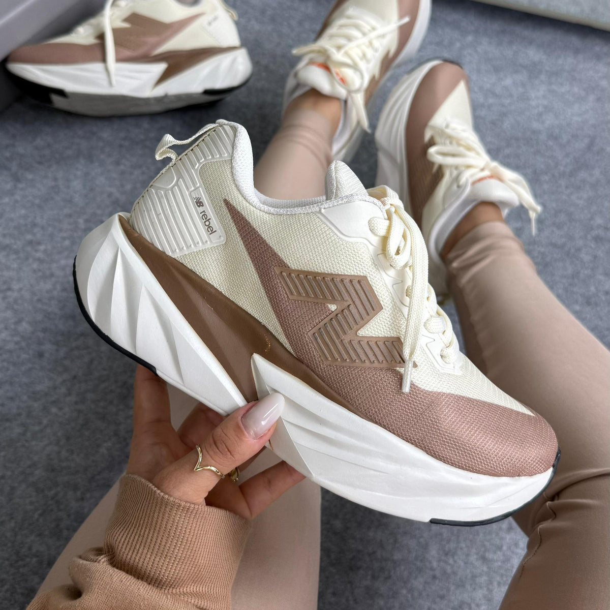 Tênis New Balance Fuel Cell Rebel - Off White / Caramelo