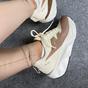 Tênis New Balance Fuel Cell Rebel - Off White / Caramelo