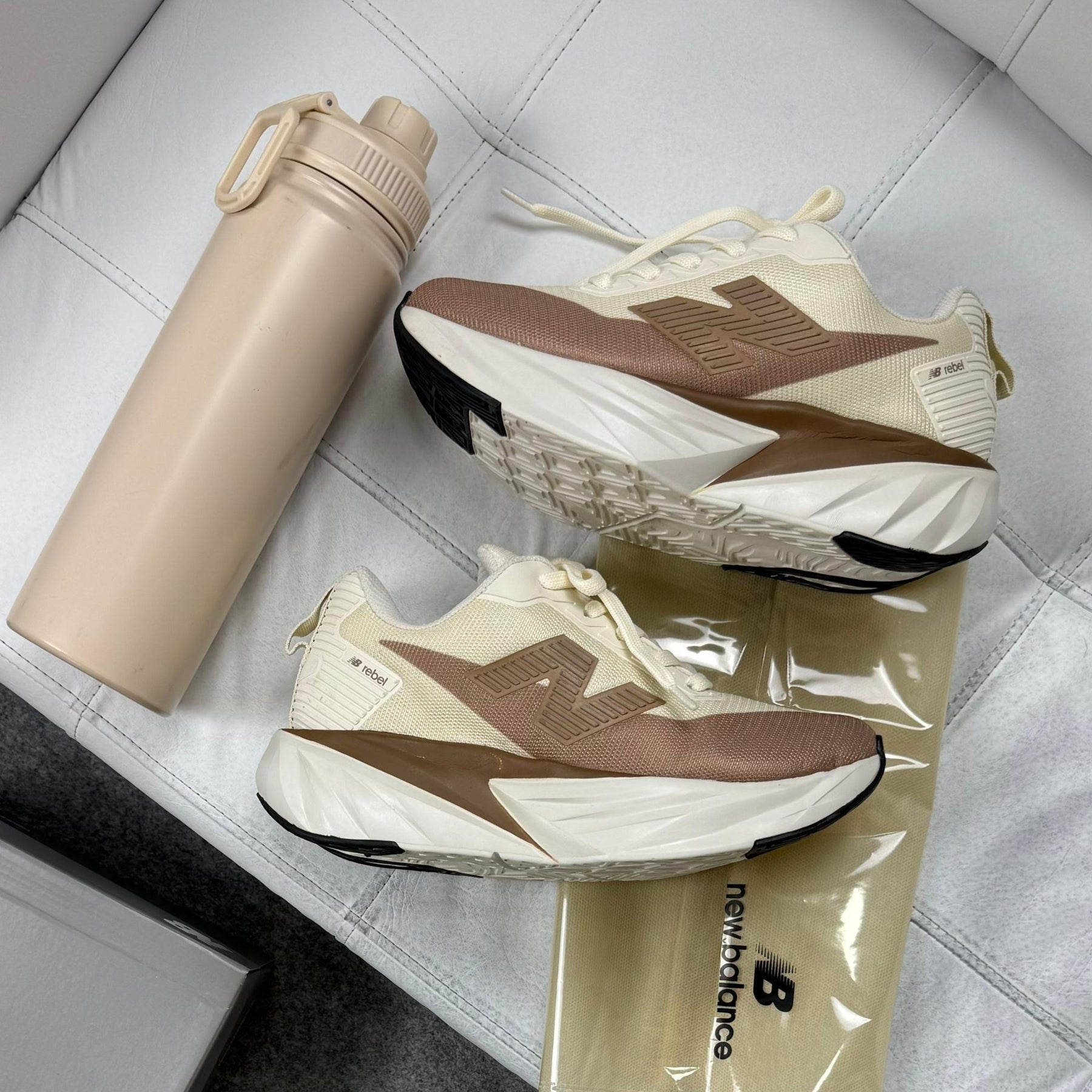 Tênis New Balance Fuel Cell Rebel - Off White / Caramelo