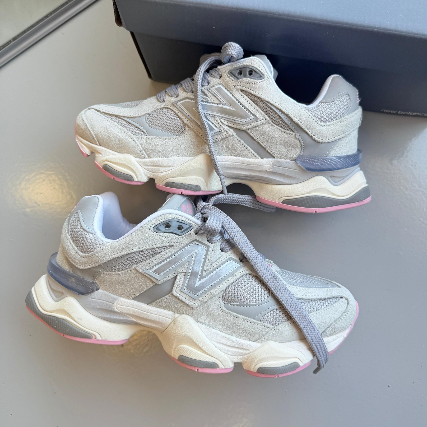 Tênis New Balance 9060 - Cinza / Rosa