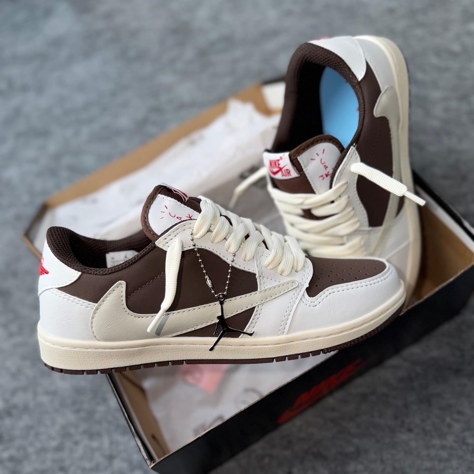 Tênis Travis Cactus Jack - Branco / Marrom