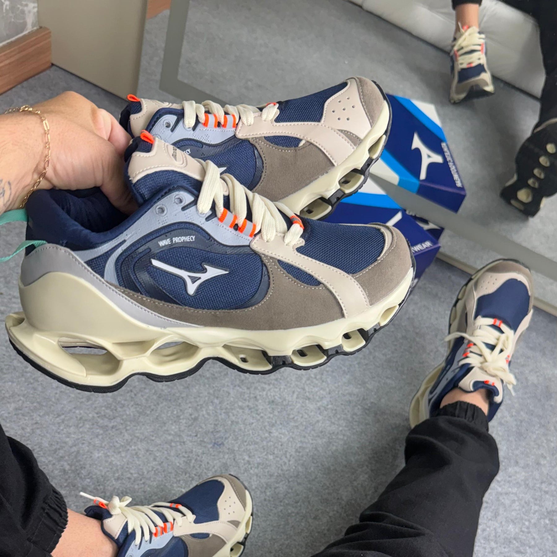 Tênis Mizuno Wave Beta 2 - Creme / Marinho - [Refletivo]