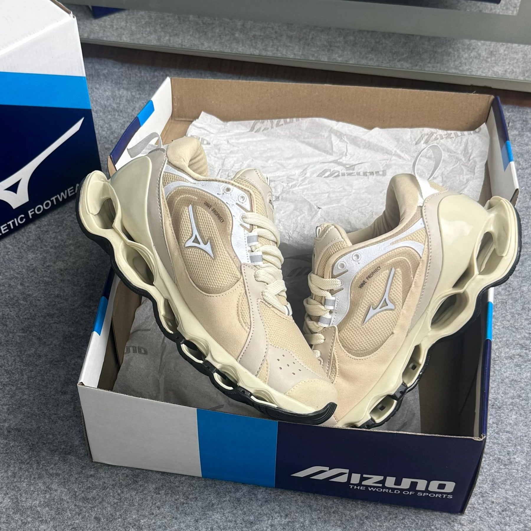 Tênis Mizuno Wave Beta 2 - Creme - [Refletivel]