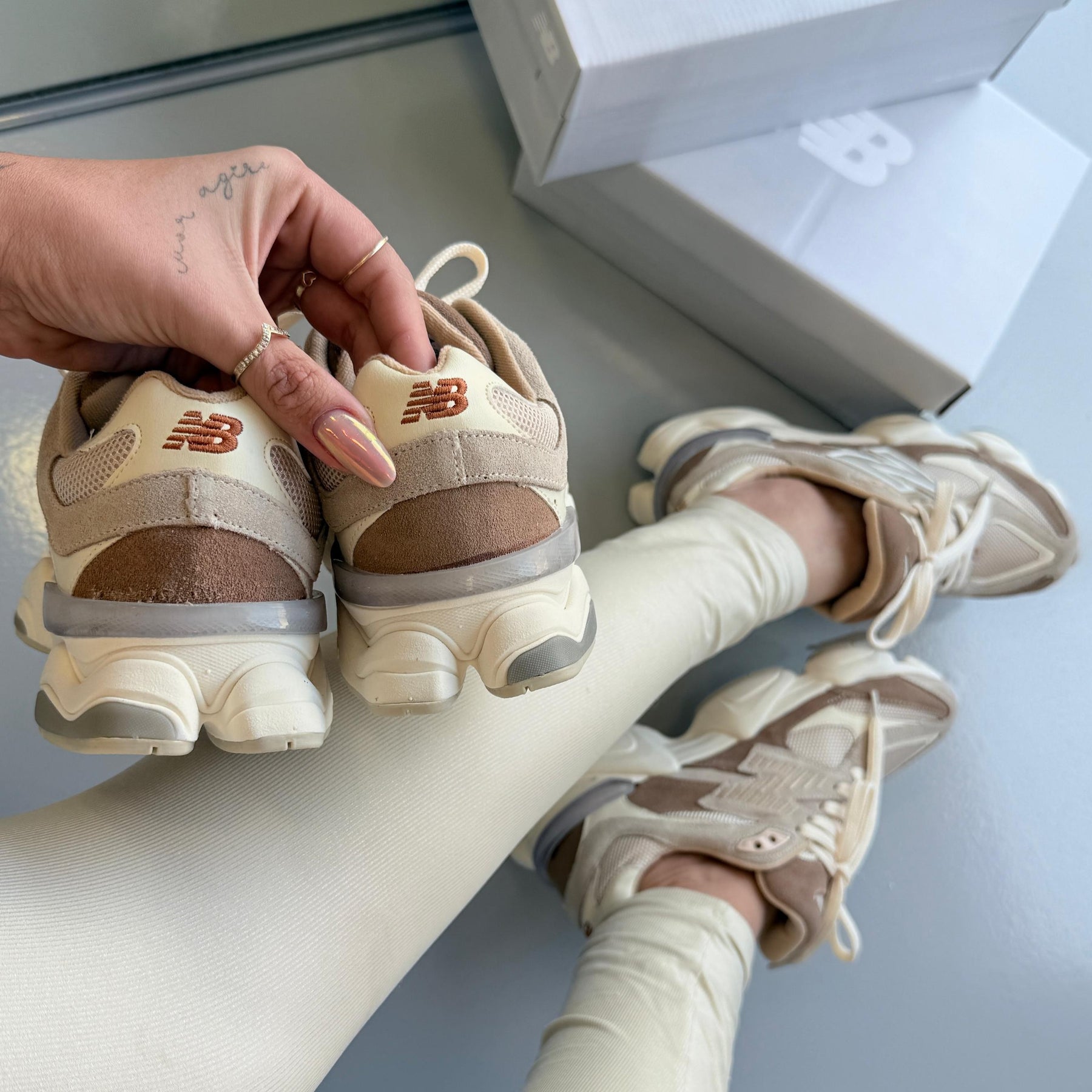 Tênis New Balance 9060 - Bege / Caramelo