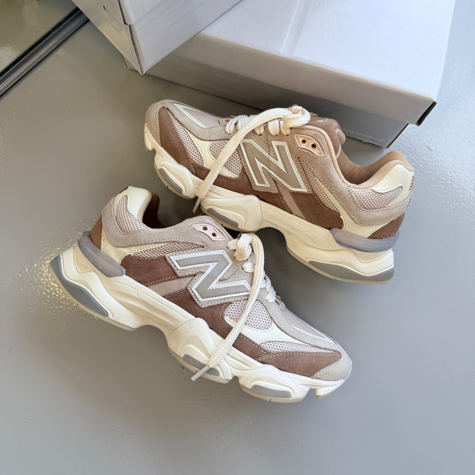 Tênis New Balance 9060 - Bege / Caramelo