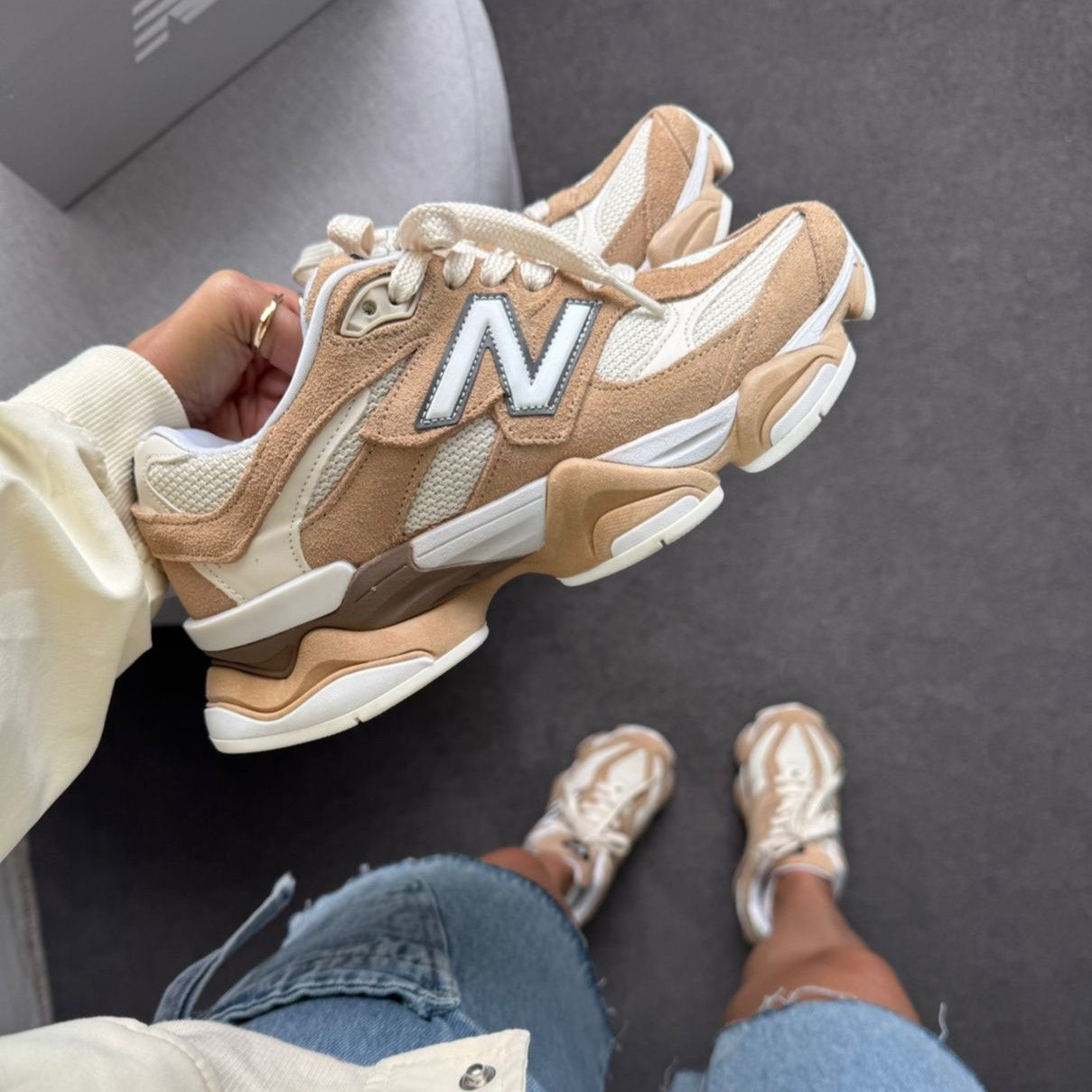 Tênis New Balance 9060 - Off / Caramelo