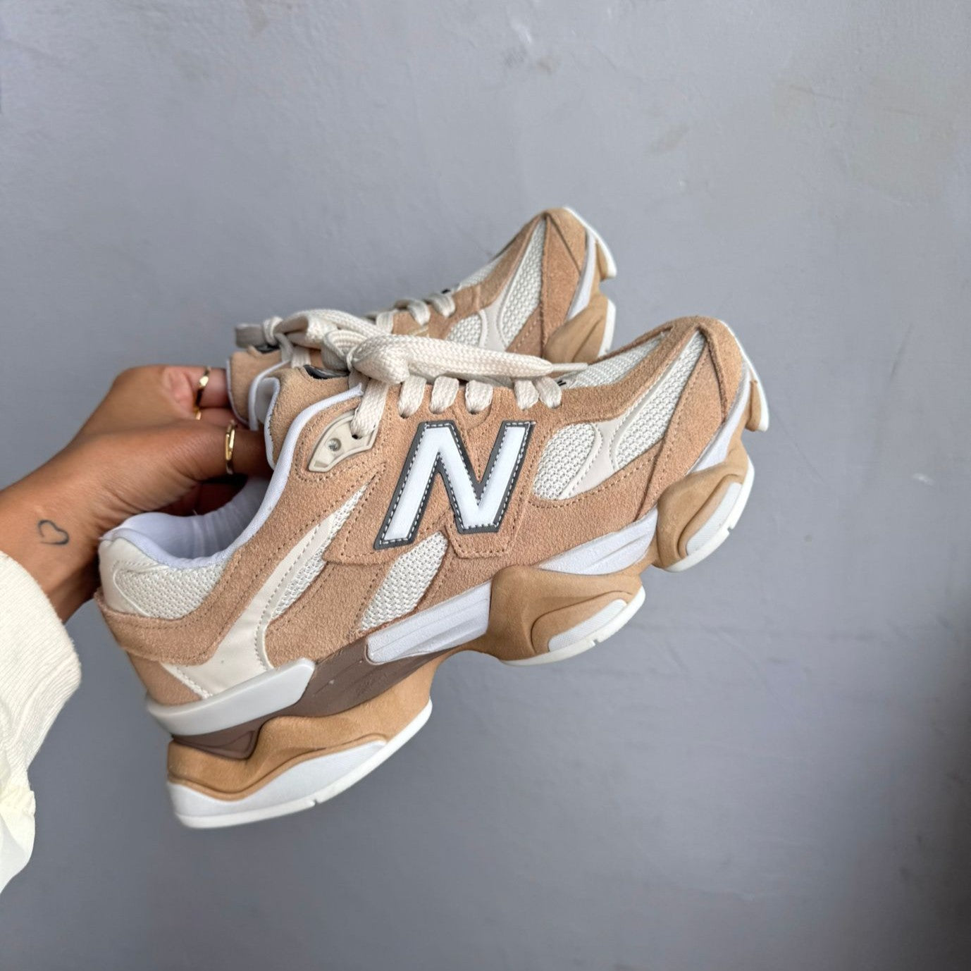 Tênis New Balance 9060 - Off / Caramelo