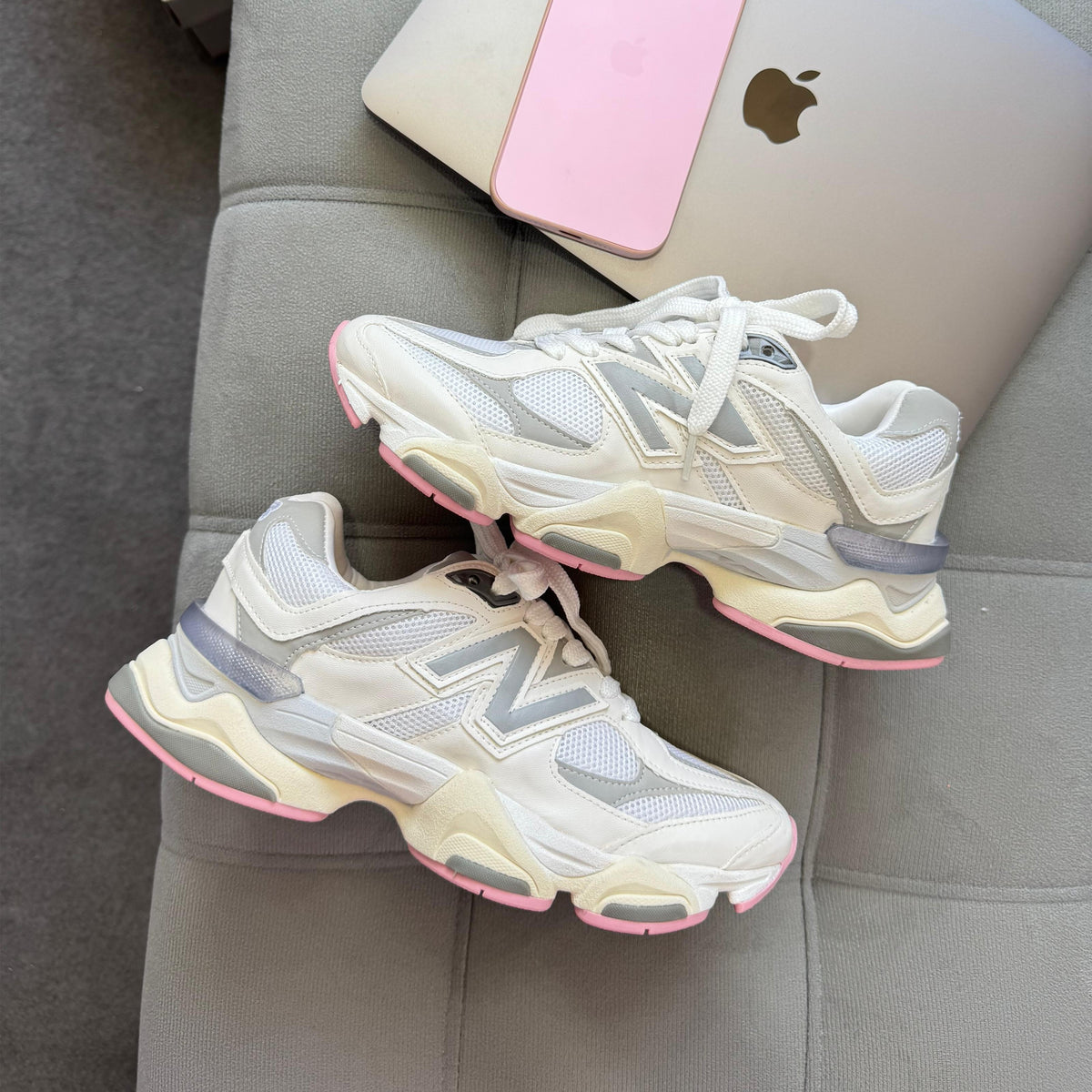 Tênis New Balance 9060 - Branco / Cinza / Rosa