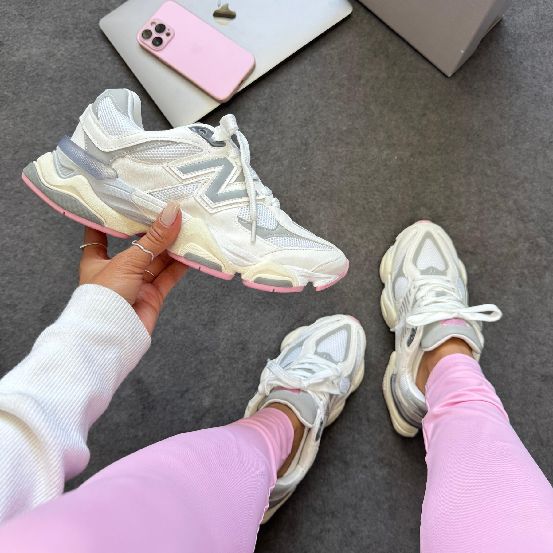 Tênis New Balance 9060 - Branco / Cinza / Rosa