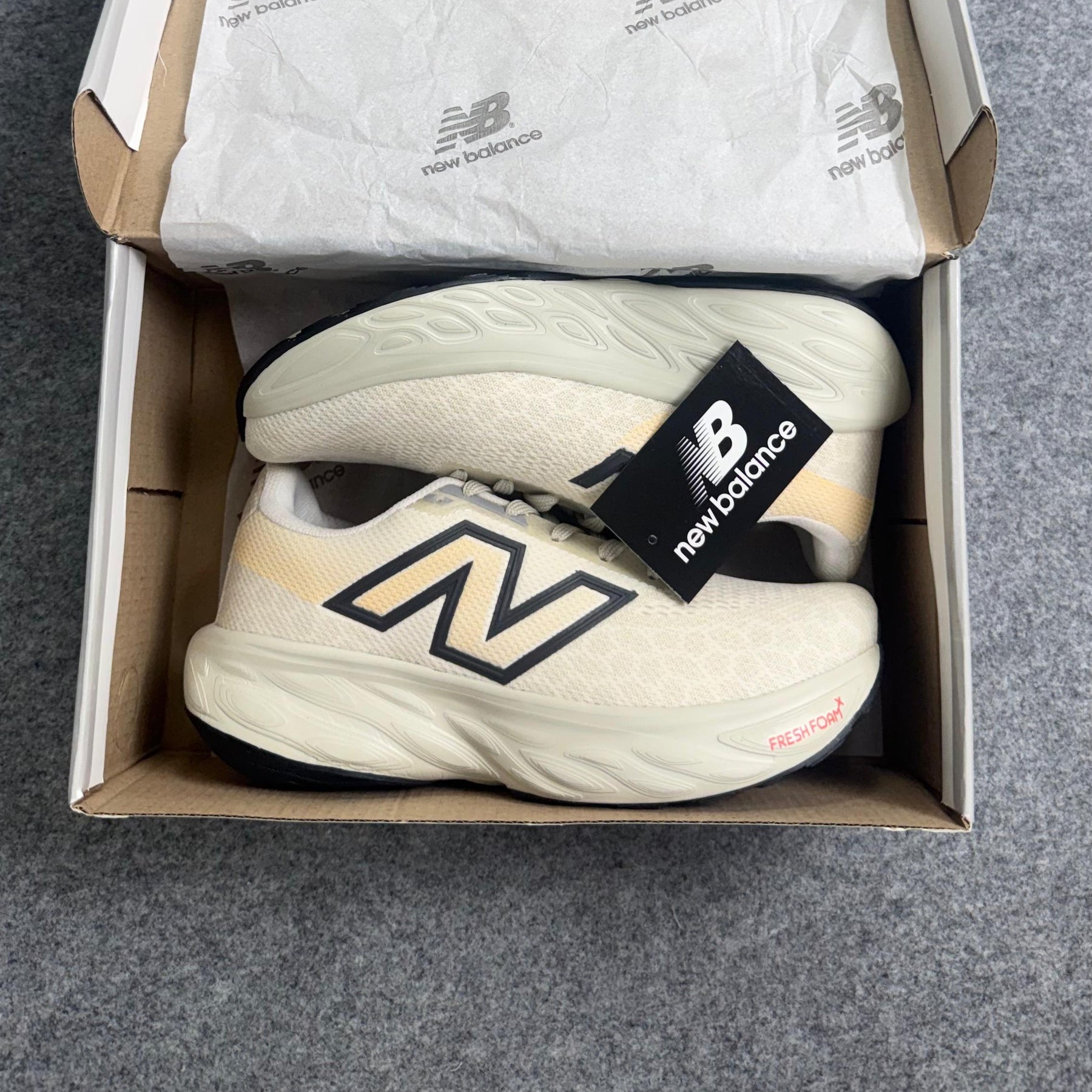 Tênis New Balance 1080 - Off / Bege