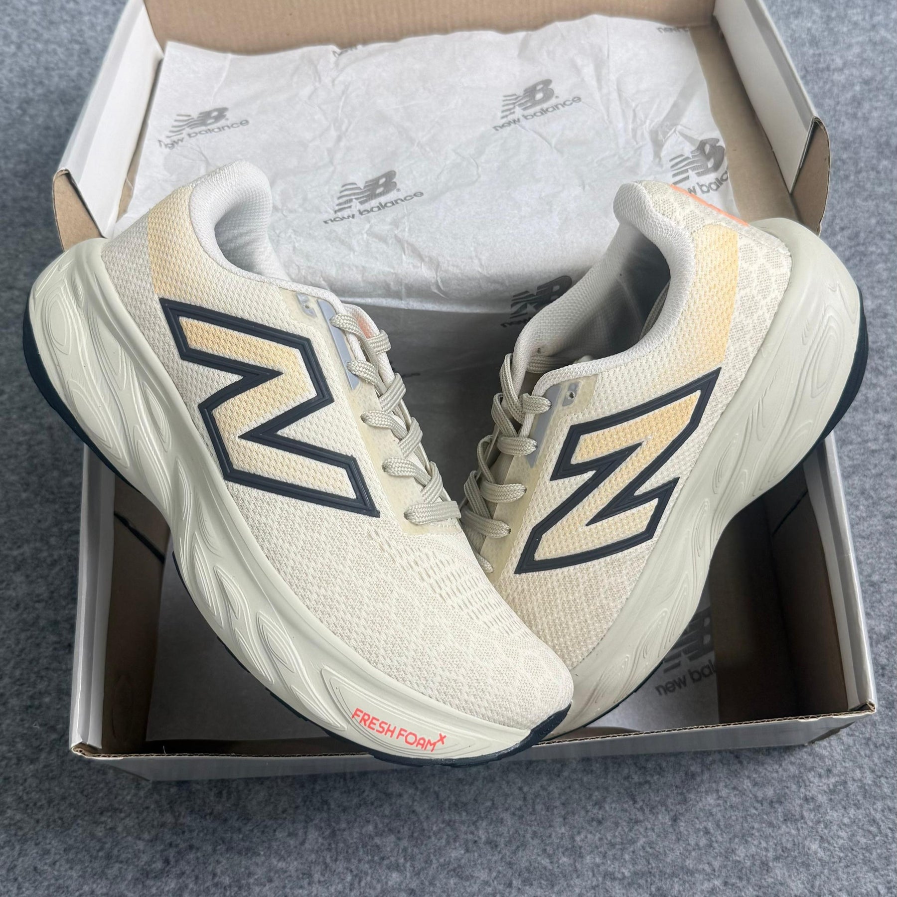 Tênis New Balance 1080 - Off / Bege