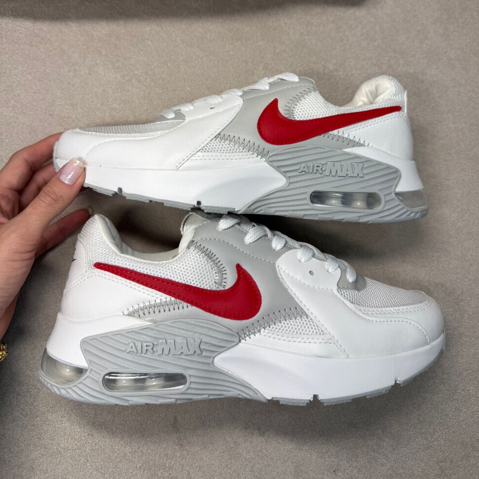 Tênis Nike Air Max Excee - Branco / Cinza / Vermelho